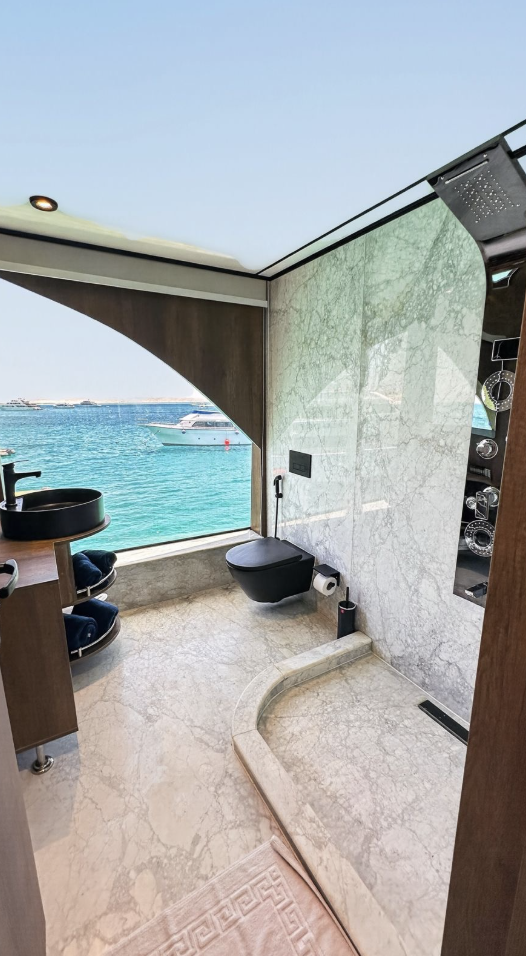 Jasmine en-suite bathroom with an open view across the Red Sea