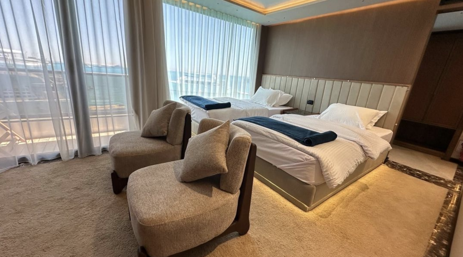 Jasmine twin cabin with panoramic windows overlooking the Red Sea